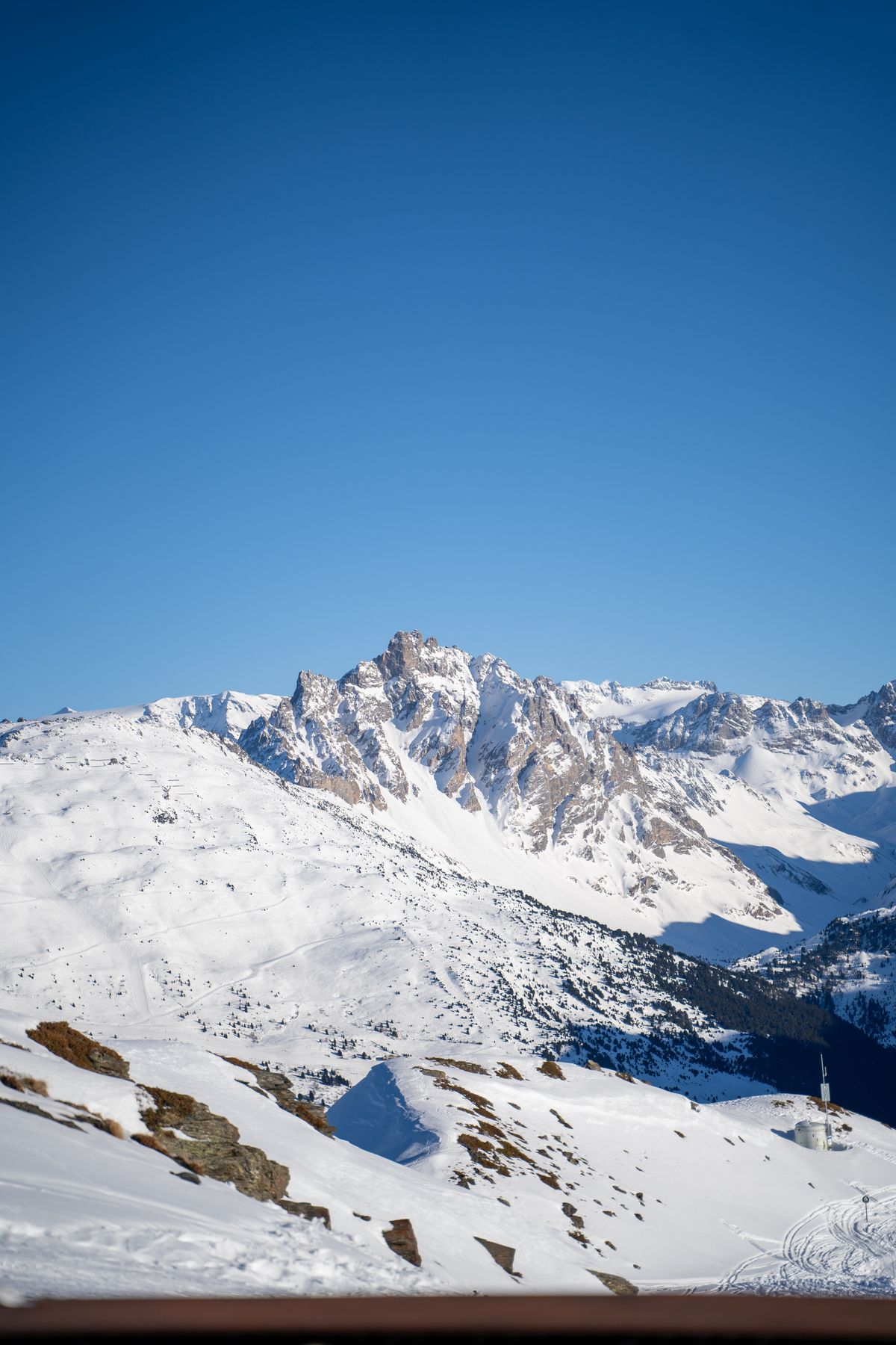 Wide snowy ski terrain in Les Belleville